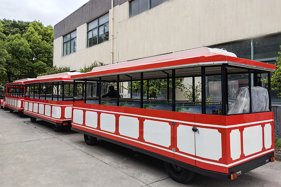 24-sits halvsluten vagn klassiskt stort spårlöst sightseeingtåg